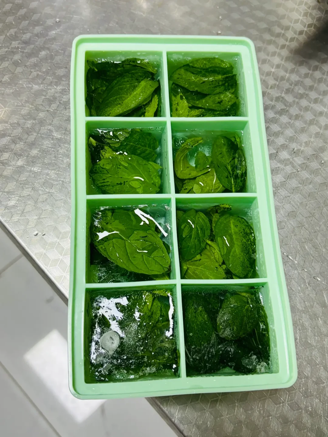 想在家调出第一杯真正的 Sour,先过冰箱那四关:翻完 40 多篇翻车帖,我把果汁、糖浆、薄荷、蛋清的保存期和一杯账各算了一遍