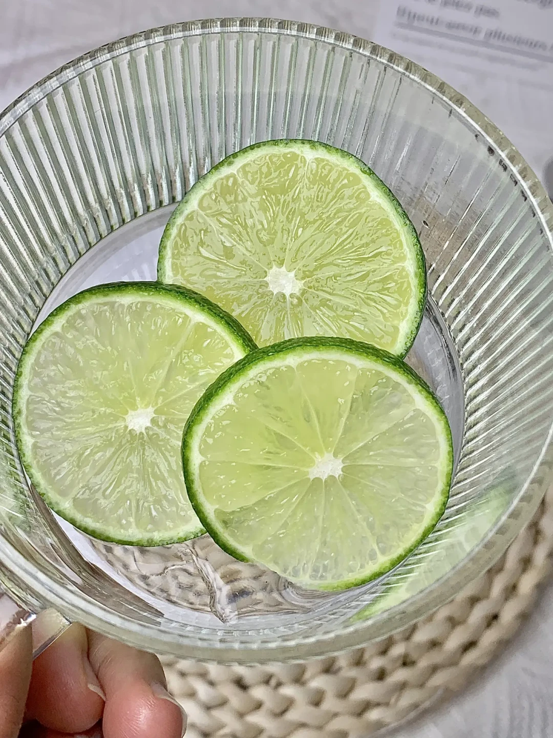 想在家调出第一杯真正的 Sour,先过冰箱那四关:翻完 40 多篇翻车帖,我把果汁、糖浆、薄荷、蛋清的保存期和一杯账各算了一遍