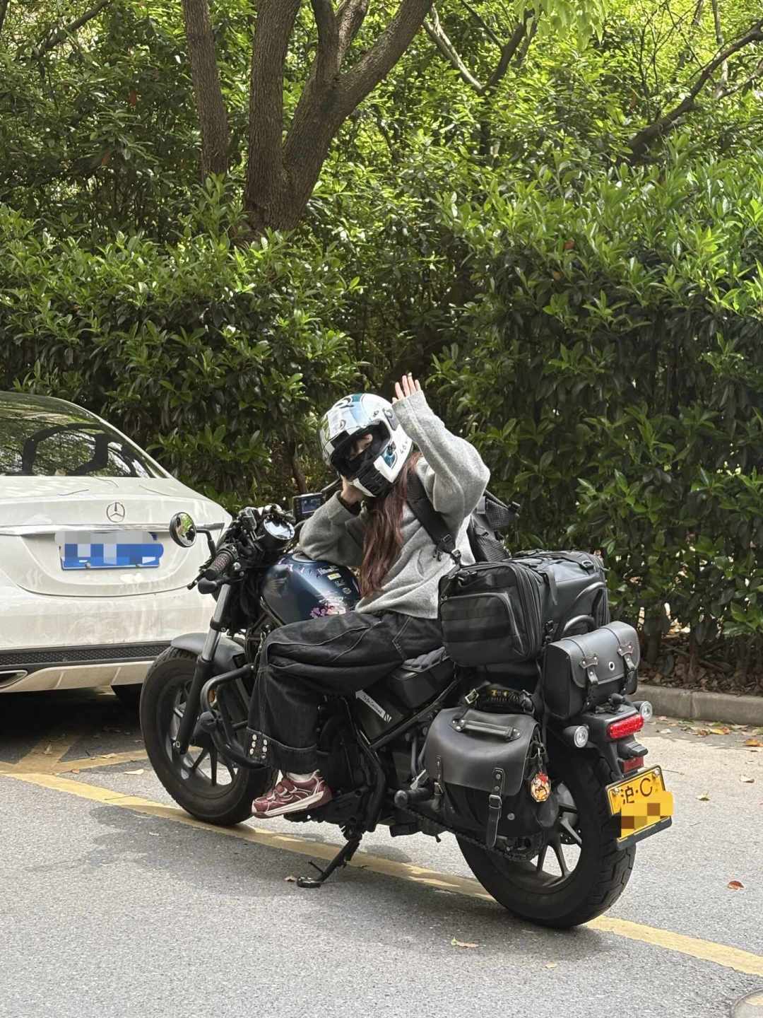 老摩友扔了铝合金边箱,街车党连支架都买不着:翻完三个平台的载物争论,十一前摩托载物这笔钱有个先后