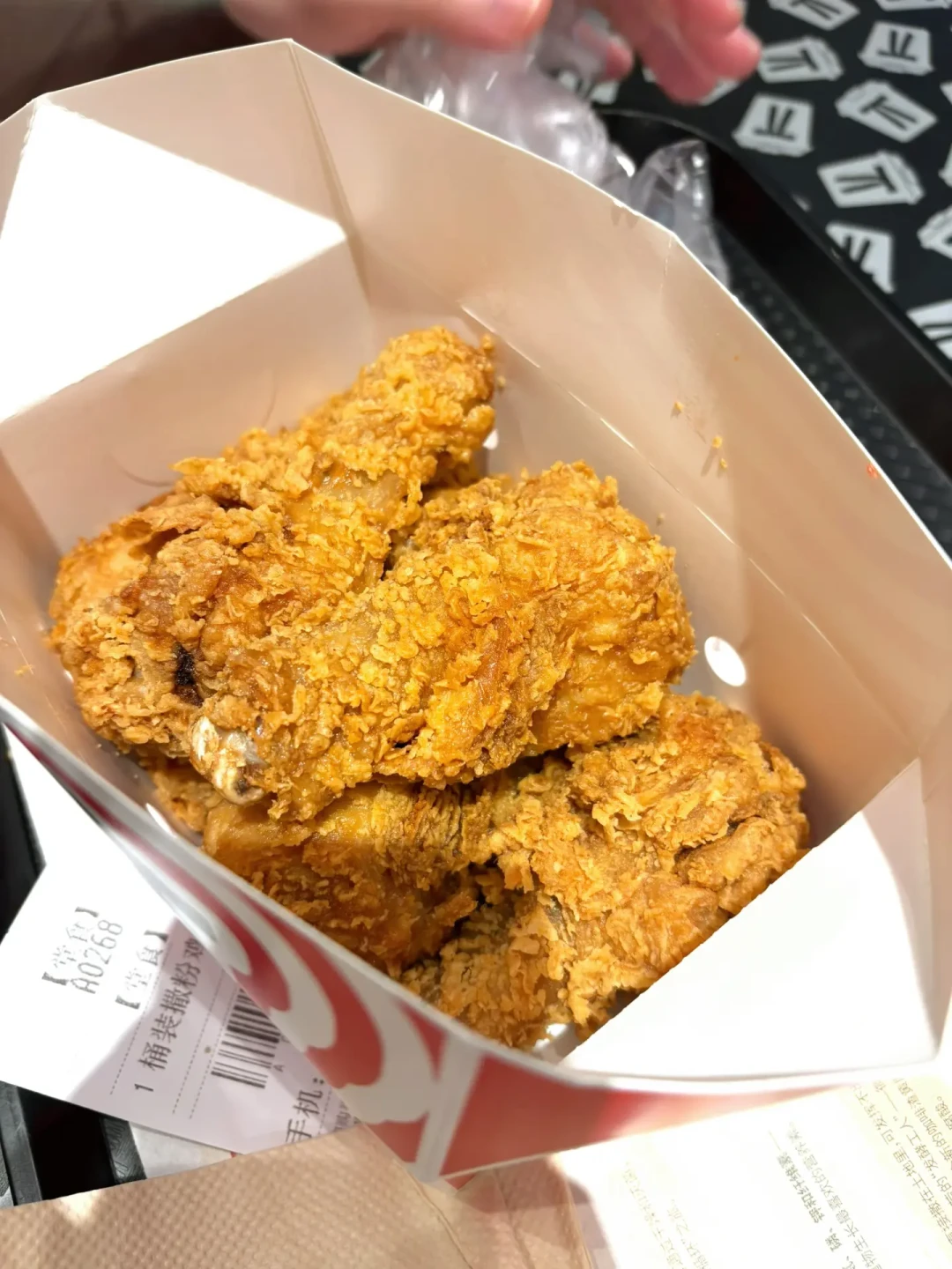 肯德基中秋档五样逐个对账:赏月桶59.9能冲,9元榴莲蛋挞看人,特大鸡腿桶先缓
