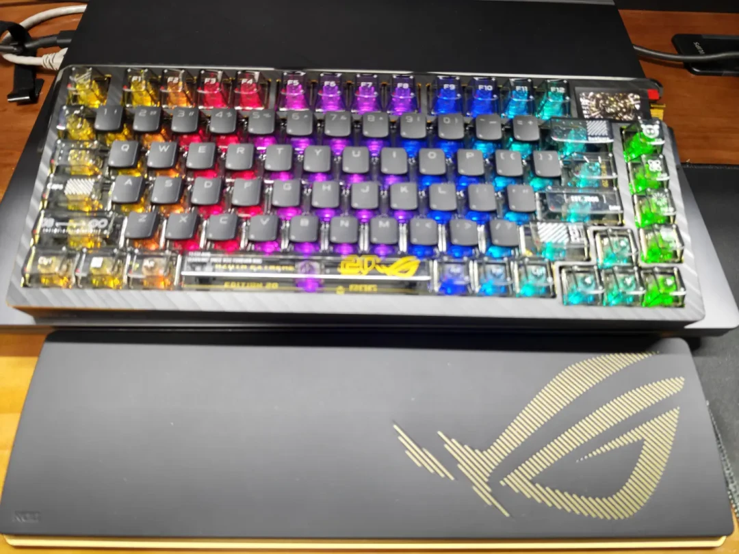 ROG 20周年正日刚过：键盘从5800跌到4200，这波黑透金跟不跟，先算清四笔账