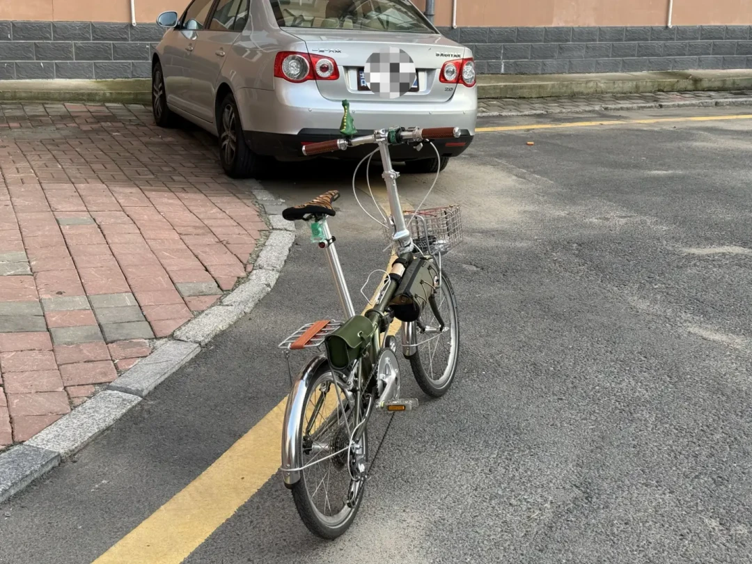 折叠车载物,第一关不是承重是还折不折:Nitto标10kg、90块副架、2元自制猪鼻——对完这波“瓜车”作业和前后货架之争,我把3个装法、4道兼容关和1条红线理出来了