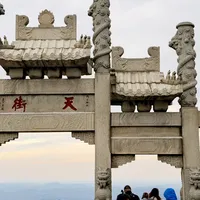 「800的黑钻和100的两根，感觉毫无差别」242条评论吵出三种人：国庆第一根登山杖，别按价格下单
