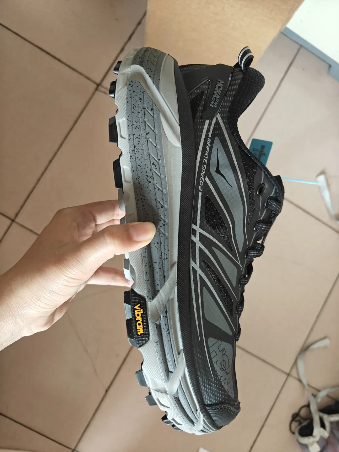 在专柜花1199买的HOKA被判