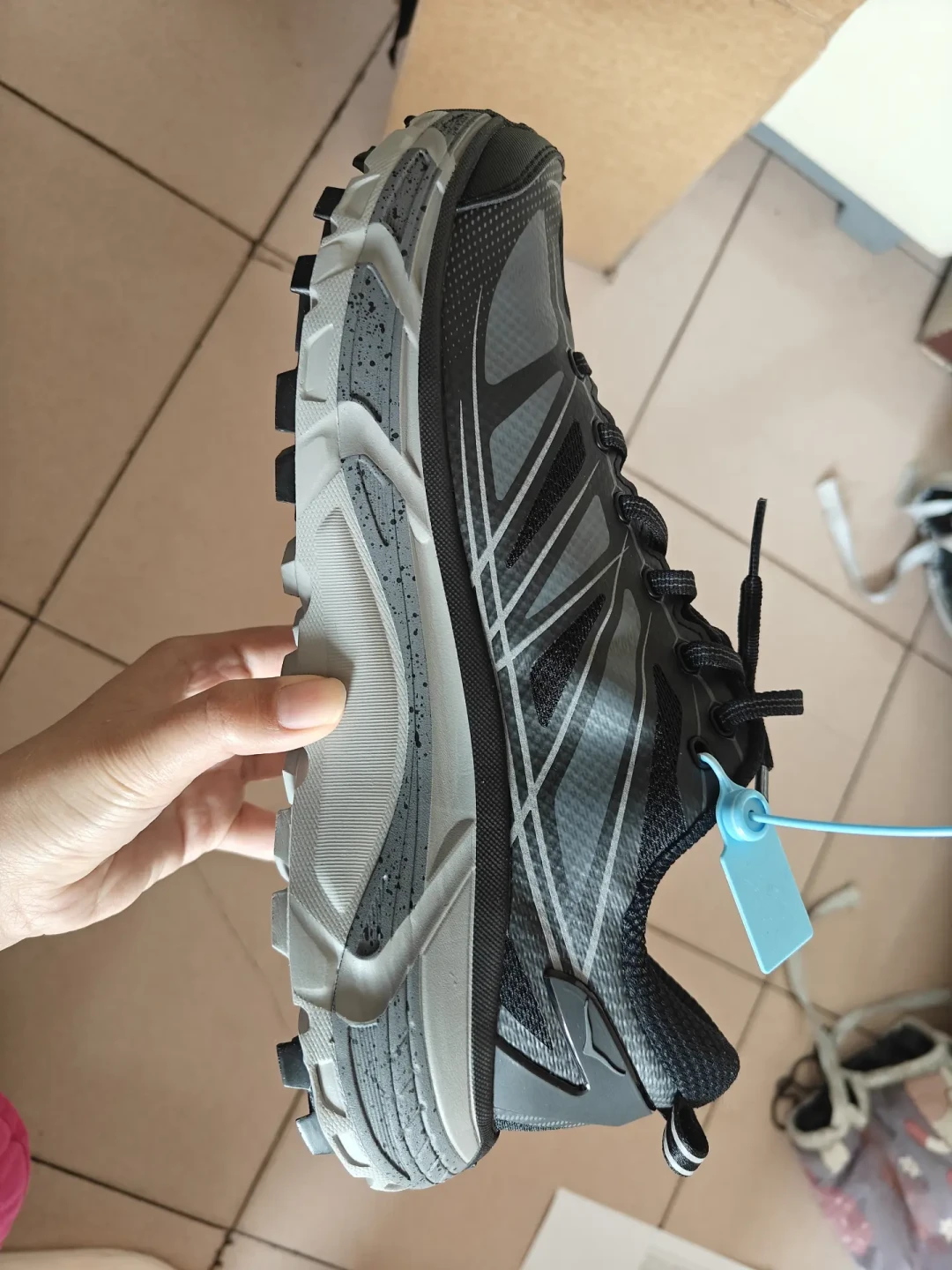 在专柜花1199买的HOKA被判