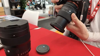 F2.8只坚持到22mm，还敢卖5000+？适马20-60上市前，把2070、松下2060和“等跳水”三本账算完
