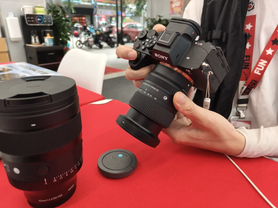 F2.8只坚持到22mm，还敢卖5000+？适马20-60上市前，把2070、松下2060和“等跳水”三本账算完