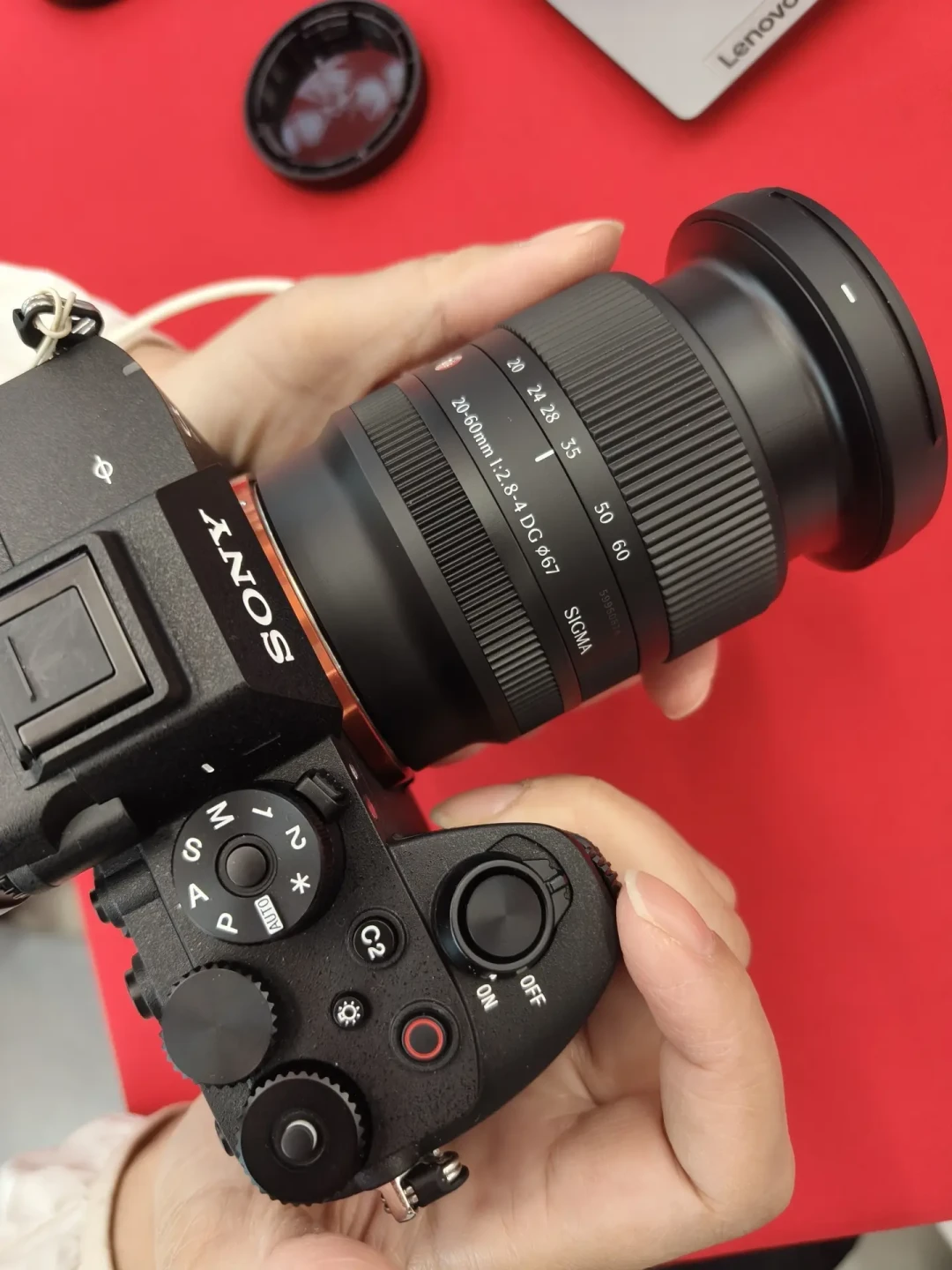F2.8只坚持到22mm，还敢卖5000+？适马20-60上市前，把2070、松下2060和“等跳水”三本账算完