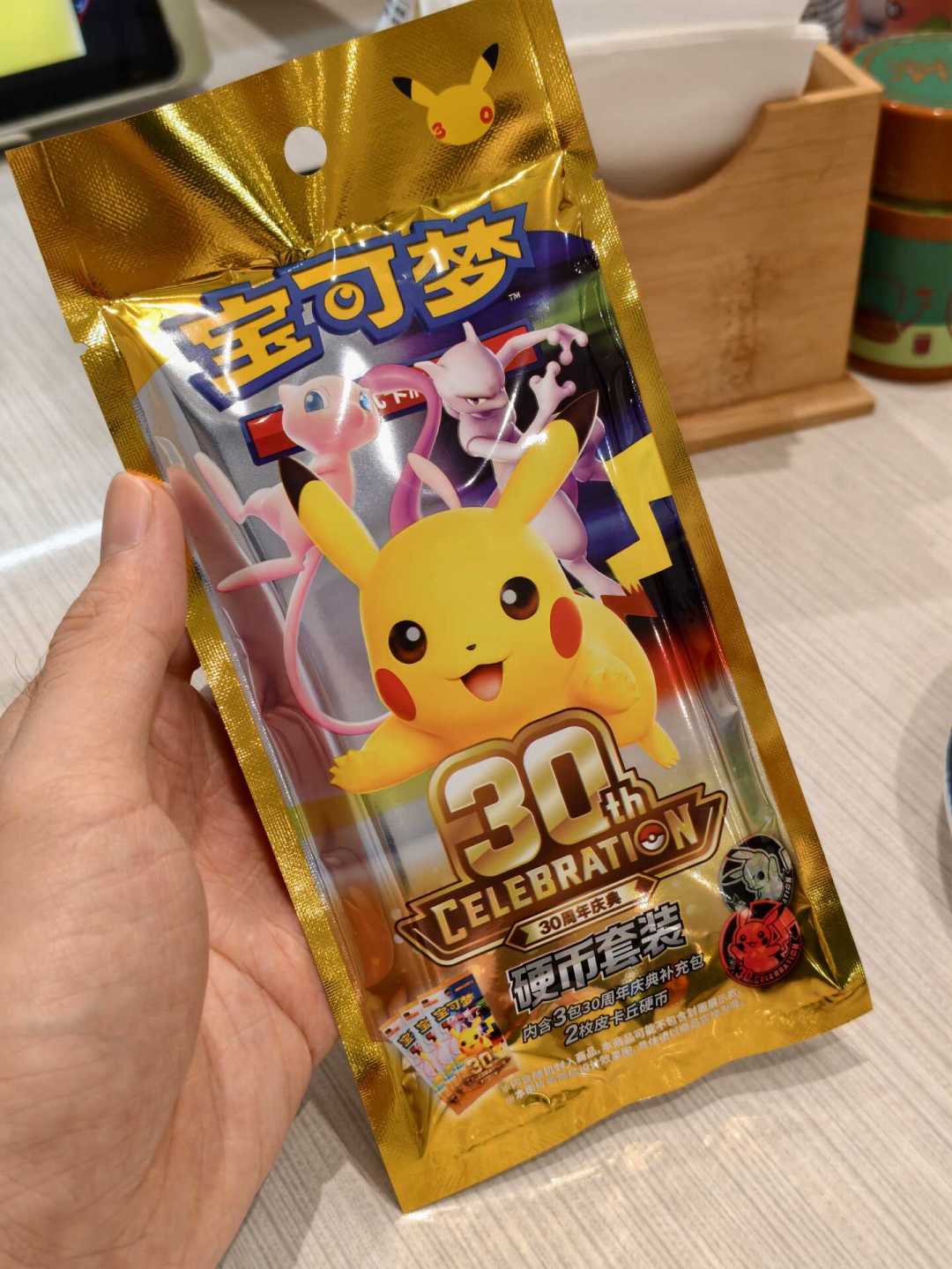 复刻喷火龙三天涨45%、盒子秒没:30周年卡牌这轮,涨的、买不到的、送评的,是三笔账