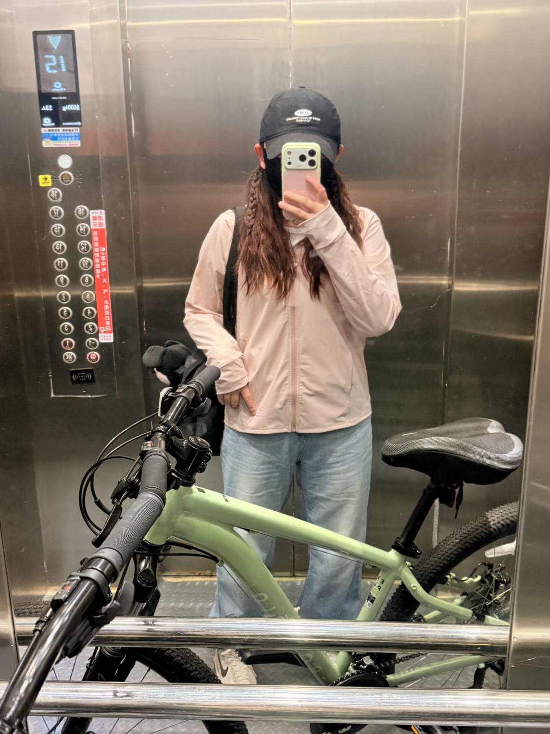 定责不看行头:全副武装的骑士闯红灯被撞判同责,吵完之后没人把三笔账摆给你看