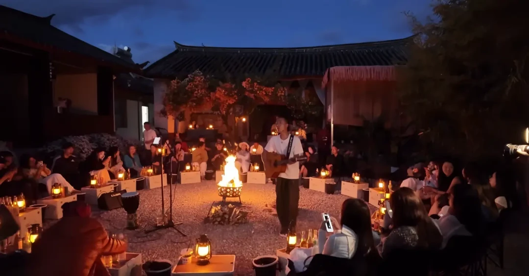 98元一晚的篝火民谣,0元的诗会:我把今秋全国的平价民谣现场数了一遍,先分清真假现场再出发