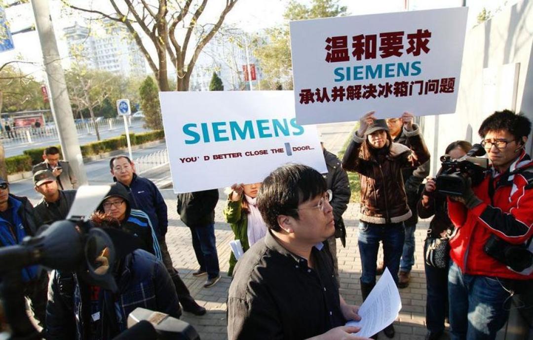 罗永浩那把15年前的锤子又上热搜:对完门事件原始记录和全网疯传的3句话术,这桩旧案得分清真账、虚账、续集