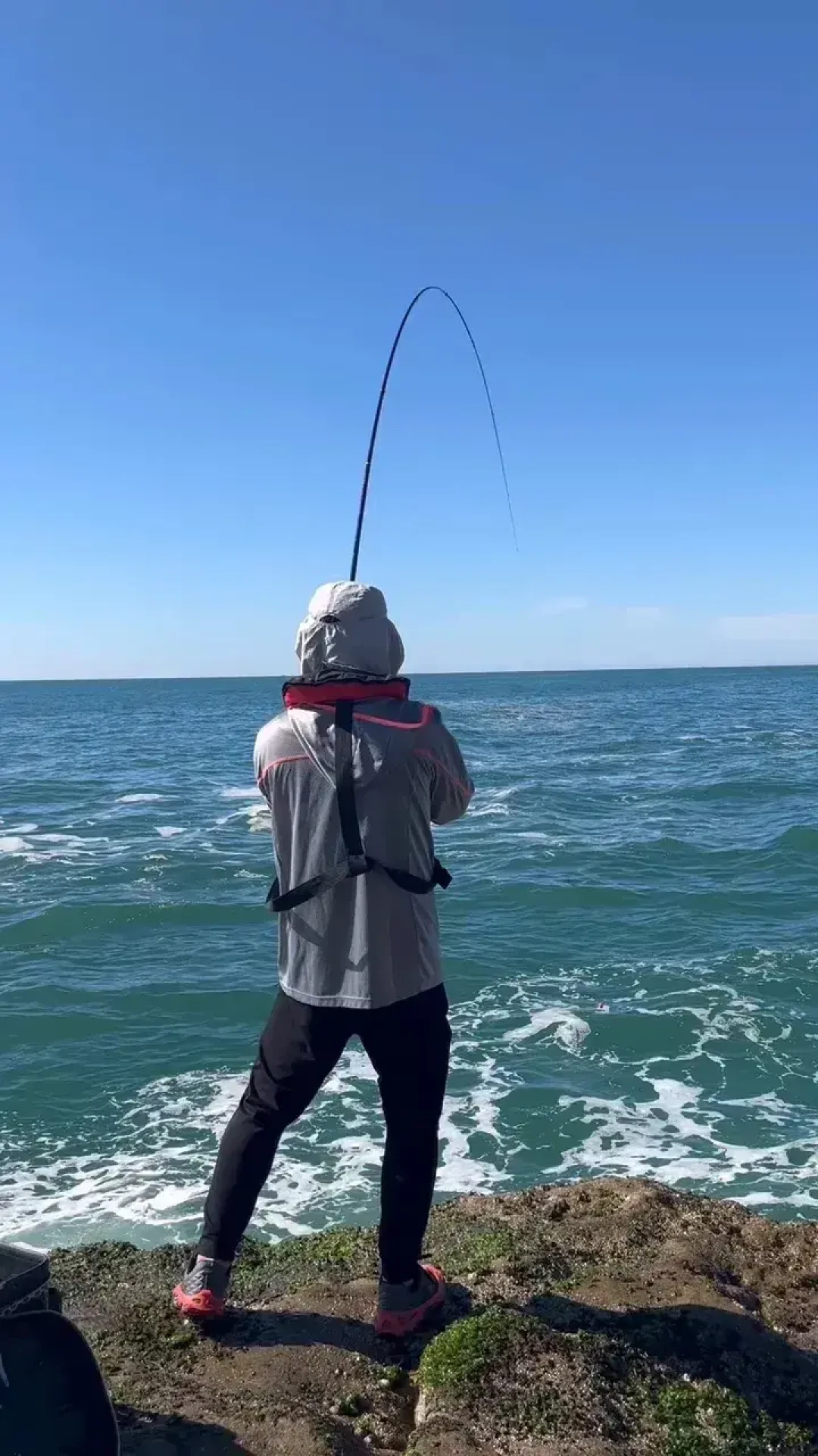 「手竿海钓」的帖子今年4月到现在集中刷屏:第一次下海要过的三道坎——目标鱼、矶竿“号”、回家那一次冲洗