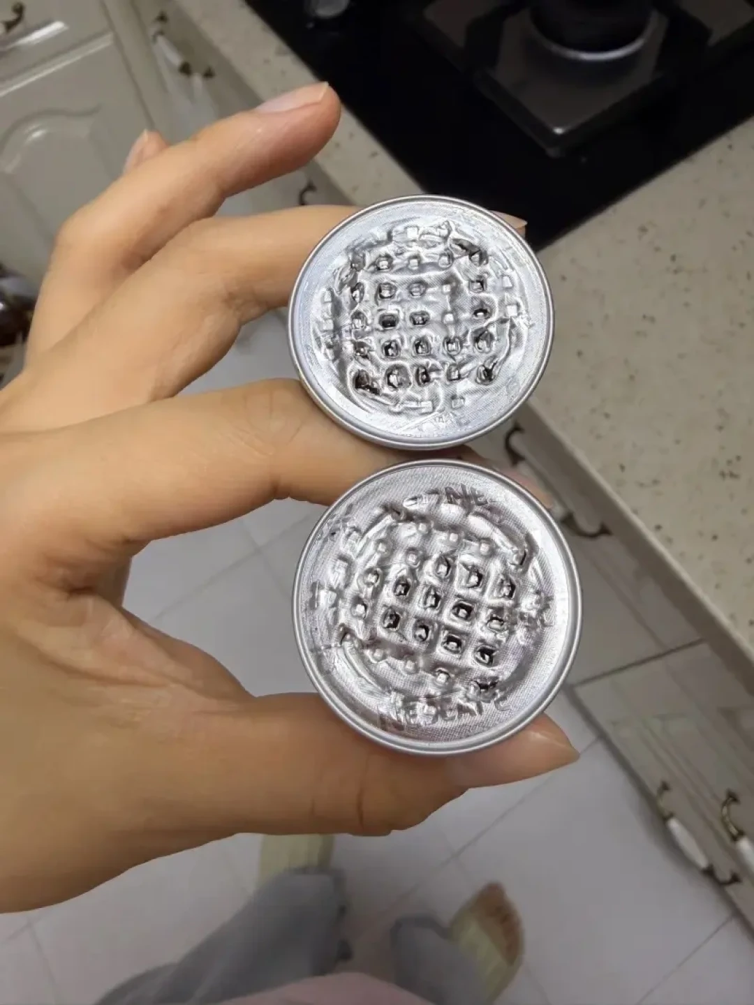 Tims胶囊机刷屏一半是广:我把5篇实测贴的打孔记录对成一张表,隅田川瑞幸会爆、不少机主已经转去用粉仓