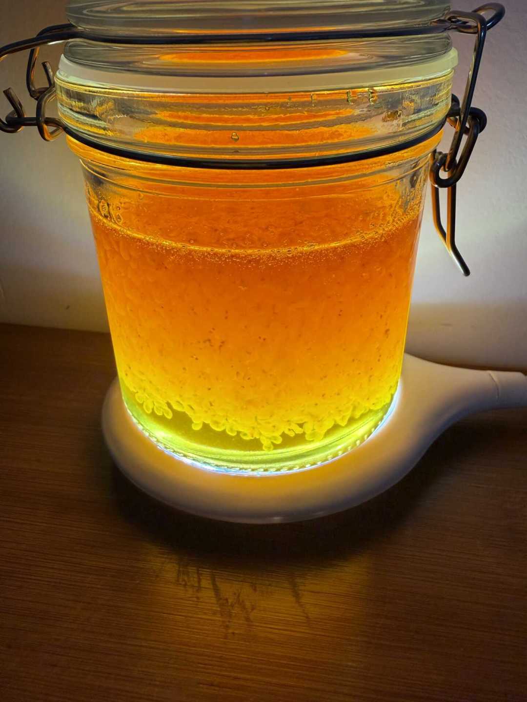 瑞幸9.21上新秋桂米酿、库迪同日把苏绣印上杯、霸王茶姬赶在9.24米菲联名前三杯桂花已上架:今秋的桂花大战,香味先打成了四派——对完桂花原料四流派字典、瓶身两查、糖和酒两本账、9块9到40块的价梯,这杯怎么点、谁别碰,理清了