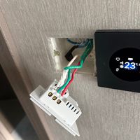 Aqara的「第四年墙」，在8月高温高负载后集中到货：空调伴侣烧了、面板天天重启、一次网关固件瘫痪全屋开关——满3年的老用户，先把这笔老化账算完