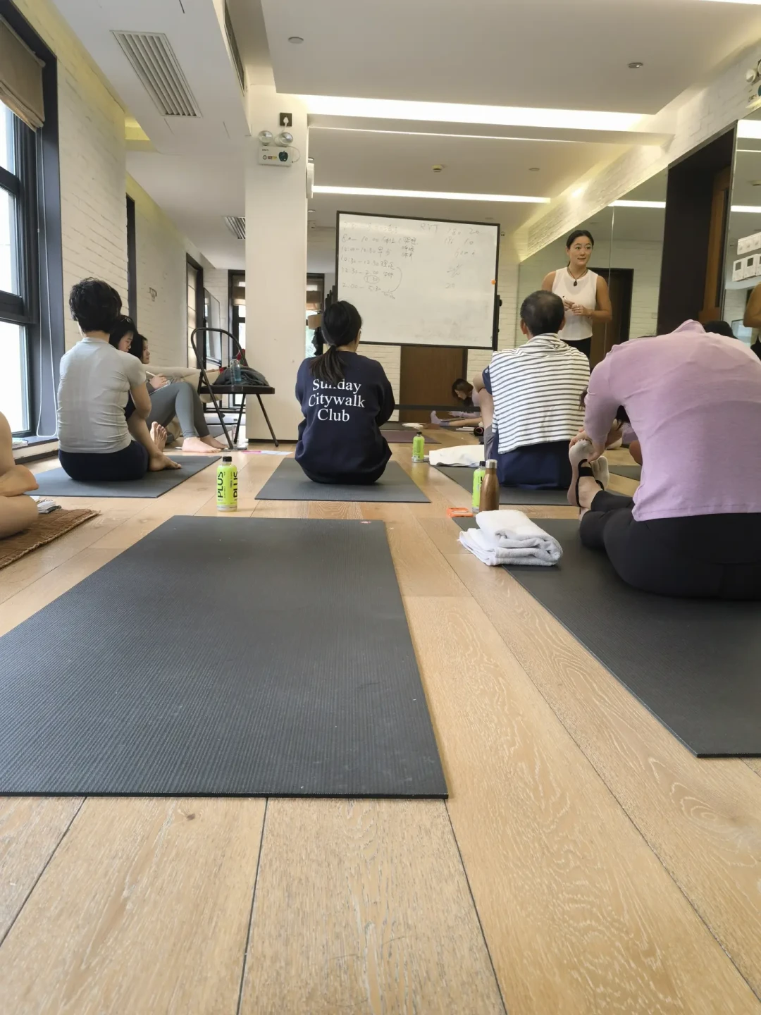 瑜伽馆在关门,教培在招人:花一万多考瑜伽教练证之前,先把三笔账算完