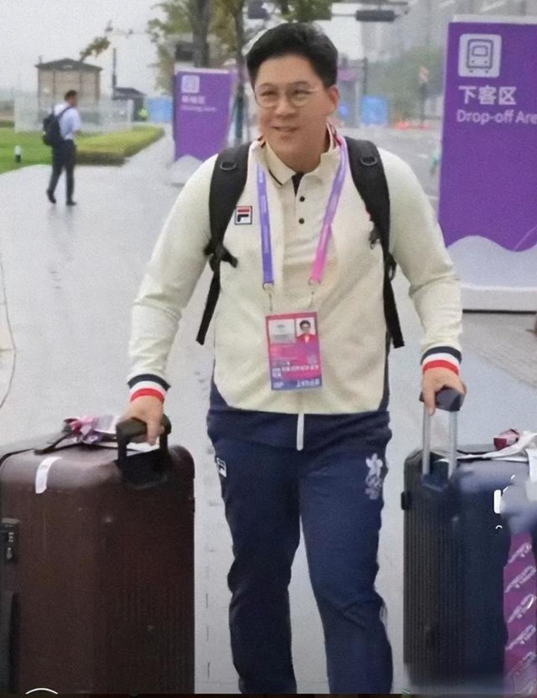 霍启刚低调现身亚运现场:独自推行李同吃住,务实做好后勤保障