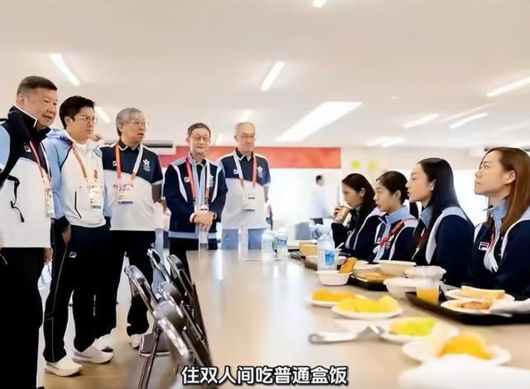 霍启刚低调现身亚运现场:独自推行李同吃住,务实做好后勤保障