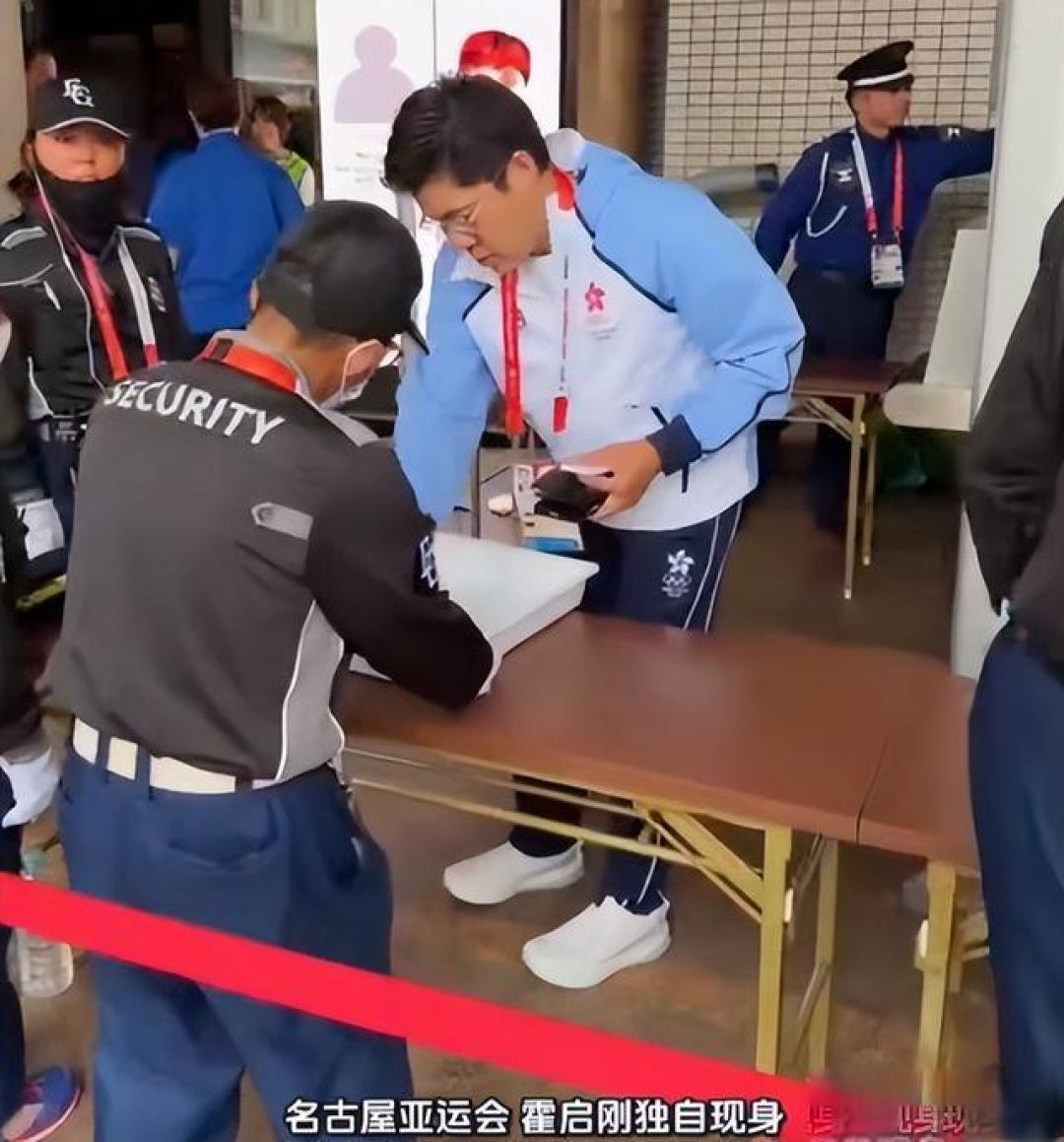 霍启刚低调现身亚运现场:独自推行李同吃住,务实做好后勤保障