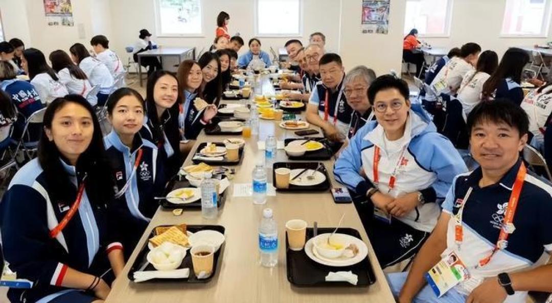霍启刚低调现身亚运现场：独自推行李同吃住，务实做好后勤保障