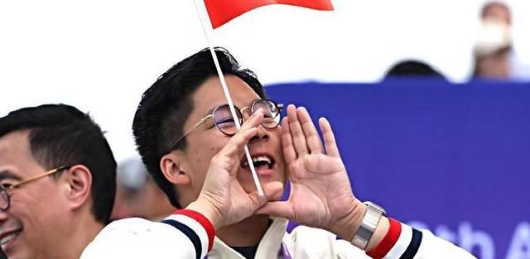 霍启刚低调现身亚运现场:独自推行李同吃住,务实做好后勤保障