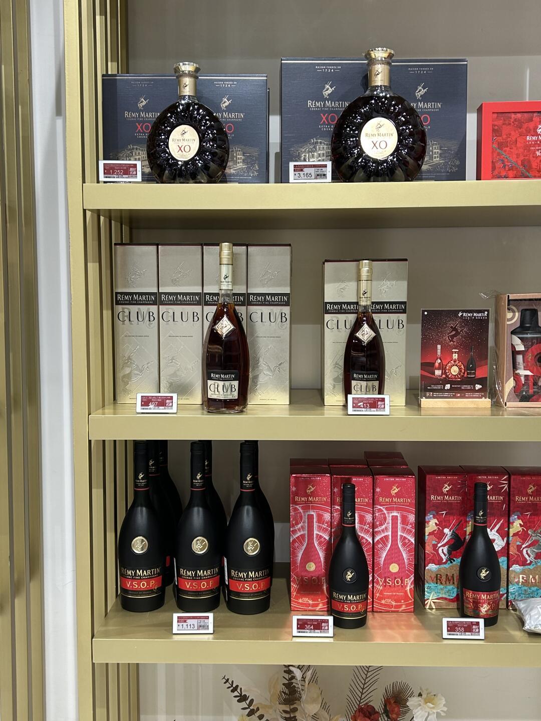 离中秋3天,双节出行想在免税店买酒?海南一次限1500毫升、进境额度只有1.5升,免税店的飞天还断货不便宜——额度账、价格账、版本账、代带账,我替你摆齐了