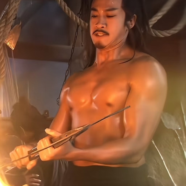 何润东50岁胸肌撑爆50斤战甲！中年男人练胸，穿衣不垮