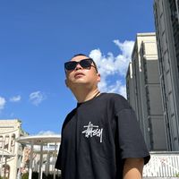 一件黑T解决日常穿搭,Stussy字母logo 很有辨识度