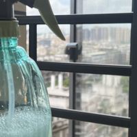 天凉要关窗,纱窗糊满灰和毛絮?别急着兑「白醋+洗洁精+护发素」,也别拿纱窗刷干刷:先摸网面分清玻纤、尼龙还是金刚网,再决定吸、擦还是拆下来冲——「湿着干净、干了大花脸」那条2400多赞的评论,就败在顺序上
