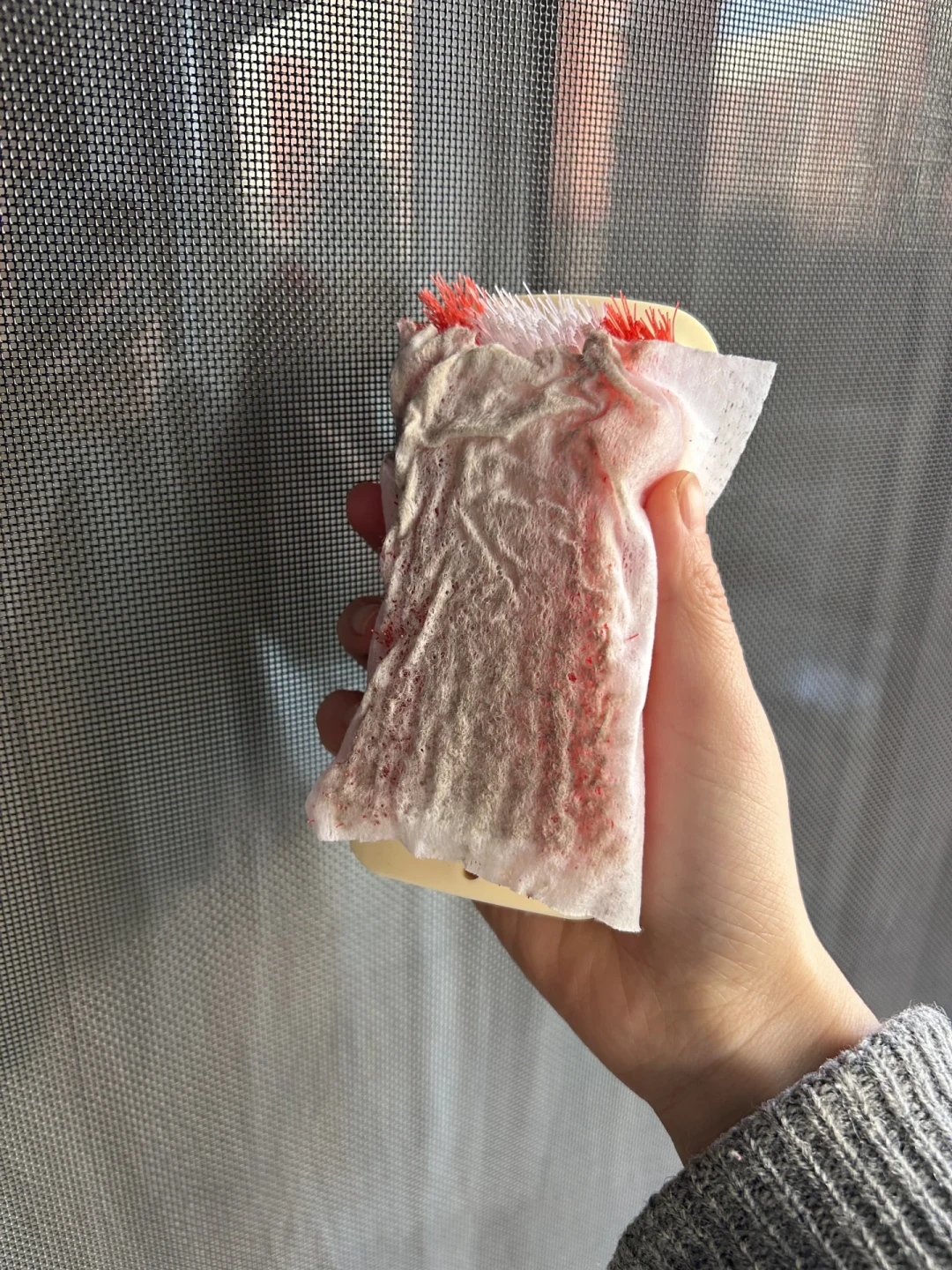 天凉要关窗,纱窗糊满灰和毛絮?别急着兑「白醋+洗洁精+护发素」,也别拿纱窗刷干刷:先摸网面分清玻纤、尼龙还是金刚网,再决定吸、擦还是拆下来冲——「湿着干净、干了大花脸」那条2400多赞的评论,就败在顺序上