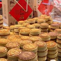 282亿背后:中秋月饼十年首跌!千元礼盒暴跌76%,年轻人买账的只有它