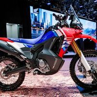 全网都在喊"CRF250 Rally确定国产"，可展车旁边那行小字写的是"仅供展示"
