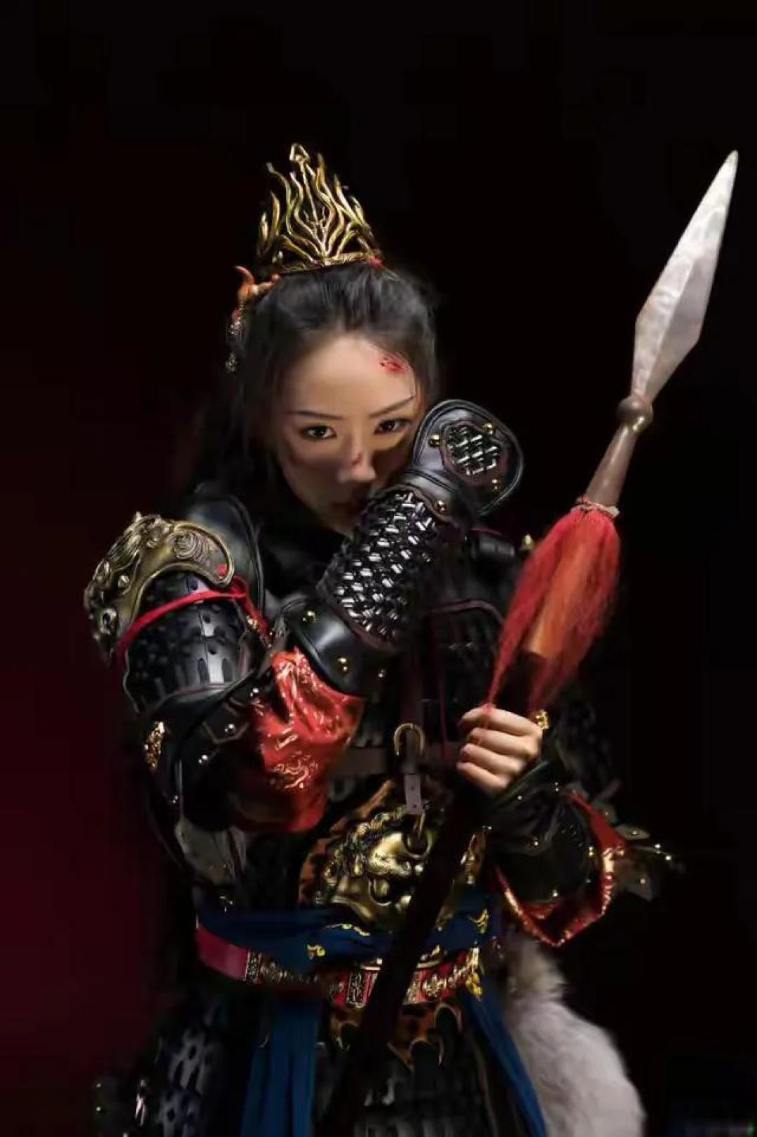 NeiNei中式婚服亮相,吴尊当场切换“女儿保镖”模式