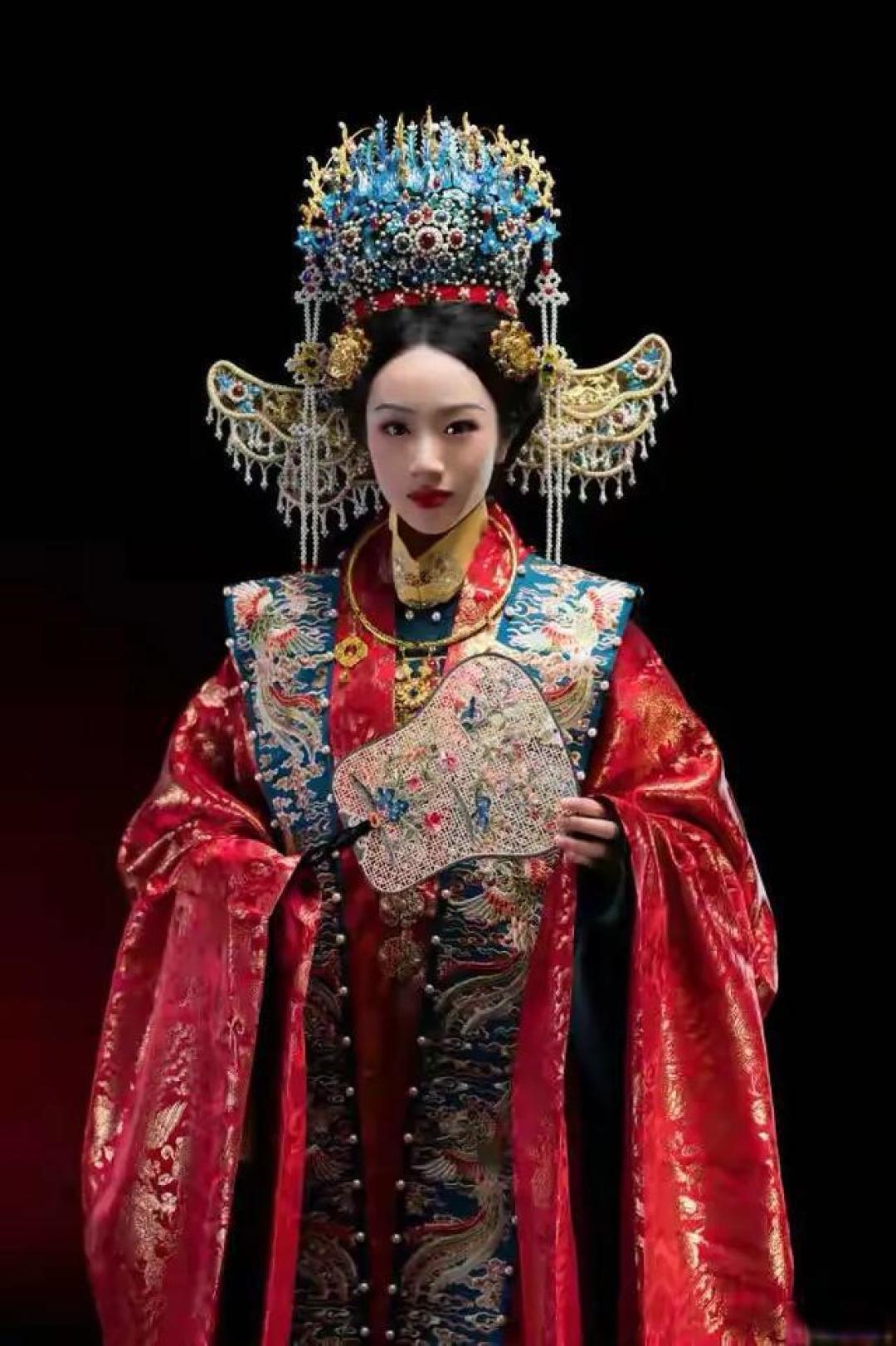 NeiNei中式婚服亮相,吴尊当场切换“女儿保镖”模式