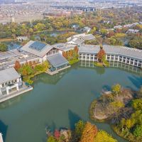 中秋不加价：杭州西溪宾馆 溪墅亲水大床房 2 晚(连住) + 早餐 2 份/天 + 双人摇橹船体验一次 1 份 + 首晚 minibar 畅享 1 份 + 家庭双人套餐（AB二选一） 2 份