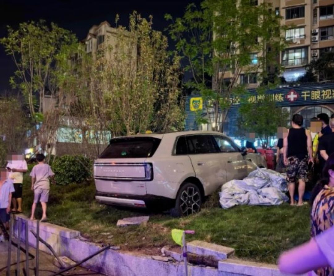 事故现场：车辆冲上绿化带高台