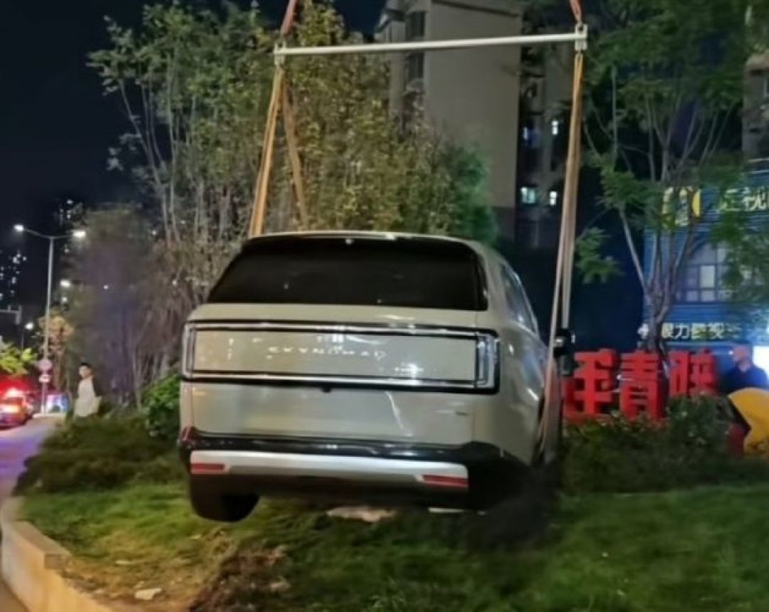 事故次日，涉事车辆被吊离绿化带