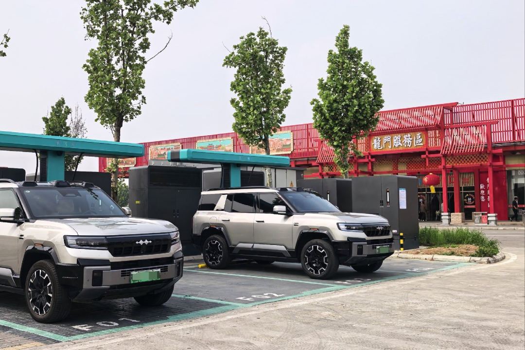 表显1000kW、实测打对折?比亚迪闪充已铺1万座、吉利明天发2.2兆瓦:金九银十买电车前,先把功率真实度、你城市的站点密度、电池健康、溢价这四笔账一次算清