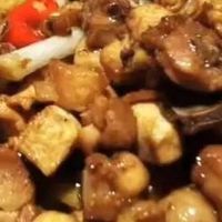 老姜炒鸡：鲜辣暖胃的家常烟火