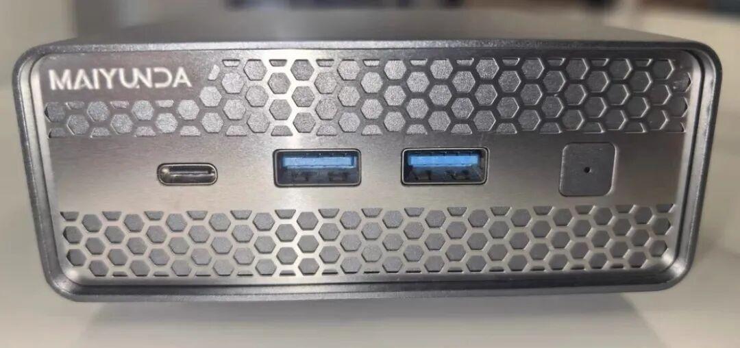 杂牌盘也要250块了:固态涨价潮里的DIY NAS,四个盘位哪个能赌便宜盘、哪个不能