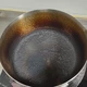 锅底烧黑、烧黄想敷番茄酱、下单不锈钢清洁膏？先别急着动手，也别抄「白醋加盐煮」：先分清是锅内焦壳、氧化膜发黄还是外底油垢壳，再看锅是不锈钢、珐琅、不粘涂层还是铸铁，决定小苏打煮泡、柠檬酸短泡还是碱水泡加摩擦——那口「白醋加盐敷了24小时」的锅，楼主说蚀出了坑，辅食都不敢用它做了