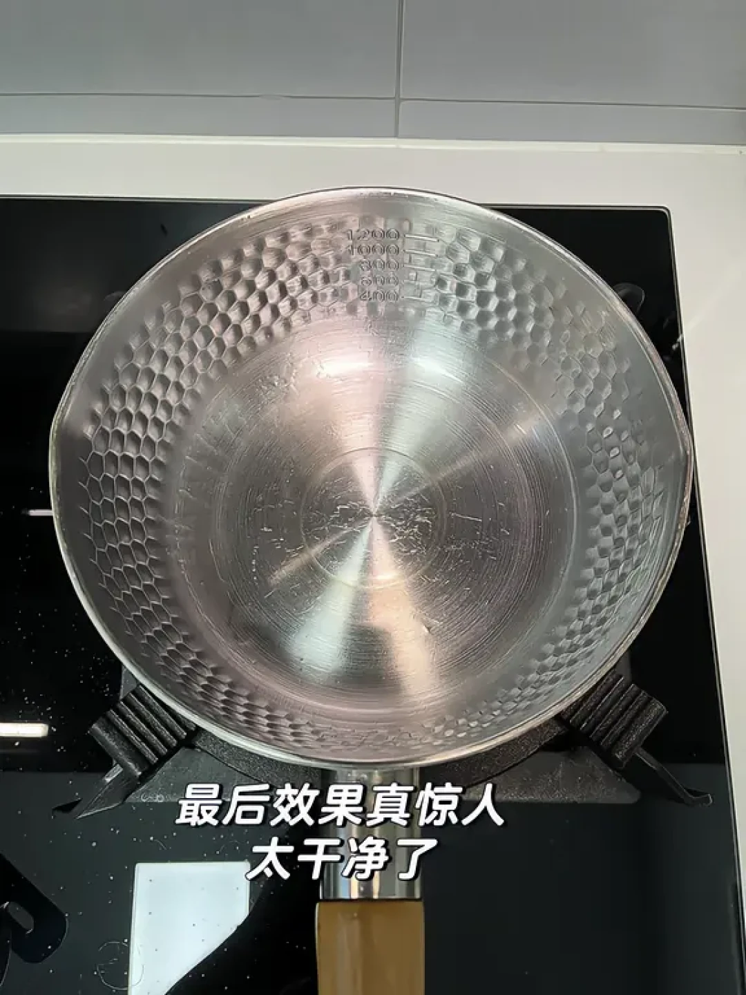 锅底烧黑、烧黄想敷番茄酱、下单不锈钢清洁膏?先别急着动手,也别抄「白醋加盐煮」:先分清是锅内焦壳、氧化膜发黄还是外底油垢壳,再看锅是不锈钢、珐琅、不粘涂层还是铸铁,决定小苏打煮泡、柠檬酸短泡还是碱水泡加摩擦——那口「白醋加盐敷了24小时」的锅,楼主说蚀出了坑,辅食都不敢用它做了
