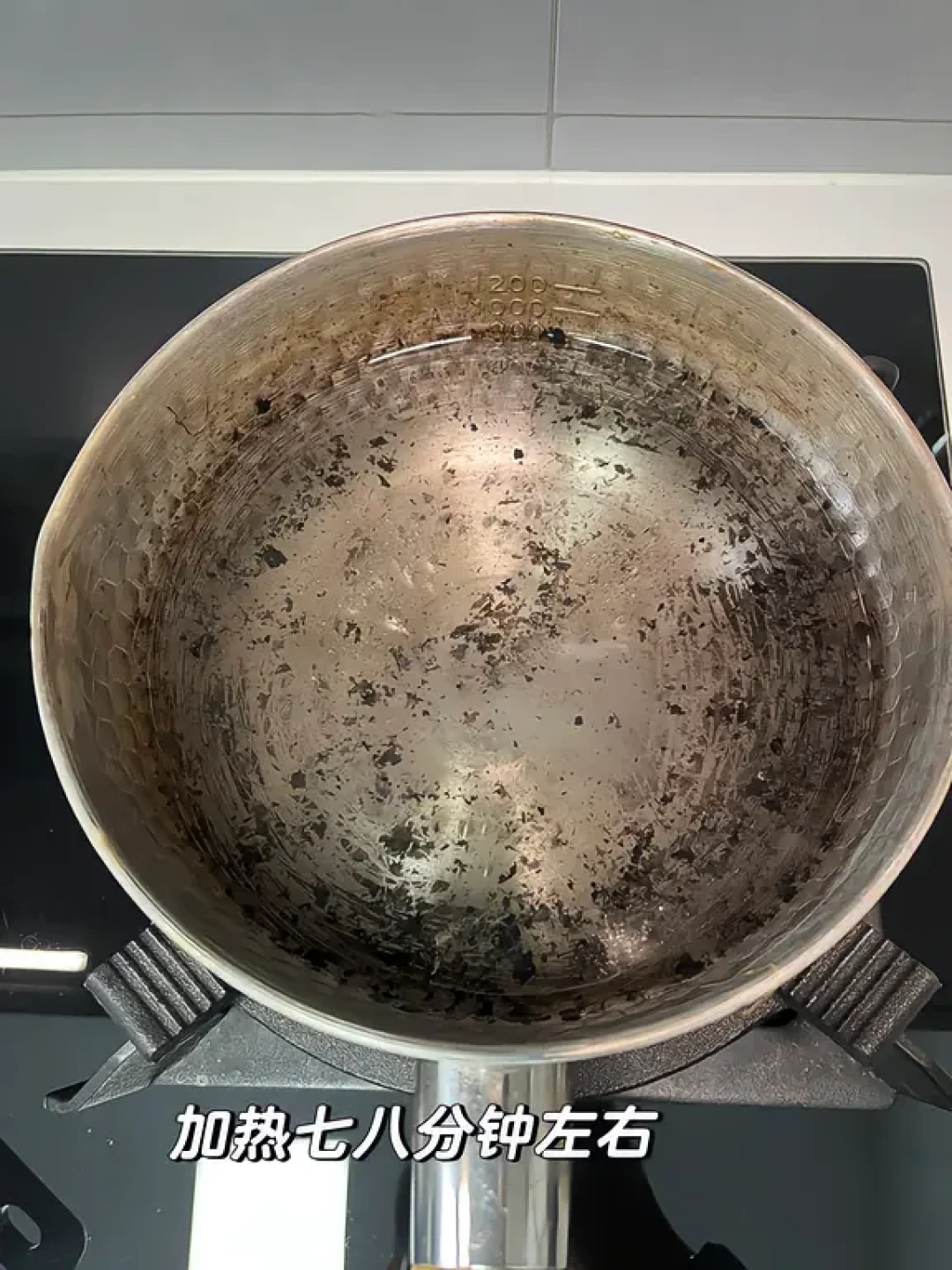 锅底烧黑、烧黄想敷番茄酱、下单不锈钢清洁膏?先别急着动手,也别抄「白醋加盐煮」:先分清是锅内焦壳、氧化膜发黄还是外底油垢壳,再看锅是不锈钢、珐琅、不粘涂层还是铸铁,决定小苏打煮泡、柠檬酸短泡还是碱水泡加摩擦——那口「白醋加盐敷了24小时」的锅,楼主说蚀出了坑,辅食都不敢用它做了