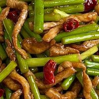 蒜苔炒肉丝，肉丝鲜滑蒜苔脆嫩巨下饭😋