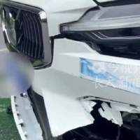 一脚油门撞到76km/h！穿洞洞鞋倒车有多危险？看完不敢了