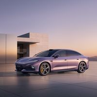 Z9S开奖前，把三台30万级纯电轿车的三组数摆开：1100km、一万座闪充站、38.98万的易三方，哪些是牌面哪些是体感