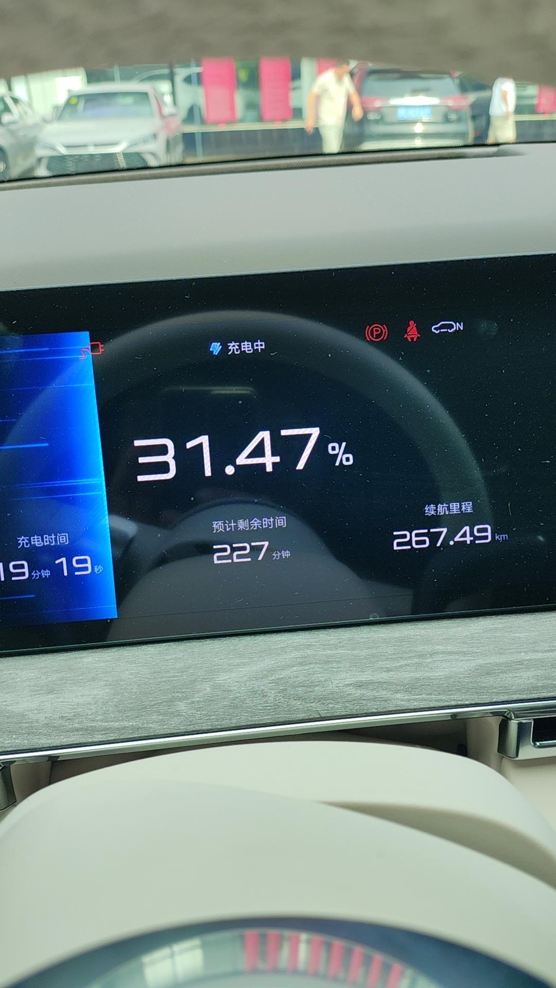 Z9S开奖前,把三台30万级纯电轿车的三组数摆开:1100km、一万座闪充站、38.98万的易三方,哪些是牌面哪些是体感