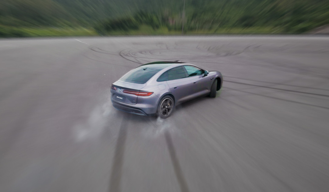 Z9S开奖前,把三台30万级纯电轿车的三组数摆开:1100km、一万座闪充站、38.98万的易三方,哪些是牌面哪些是体感