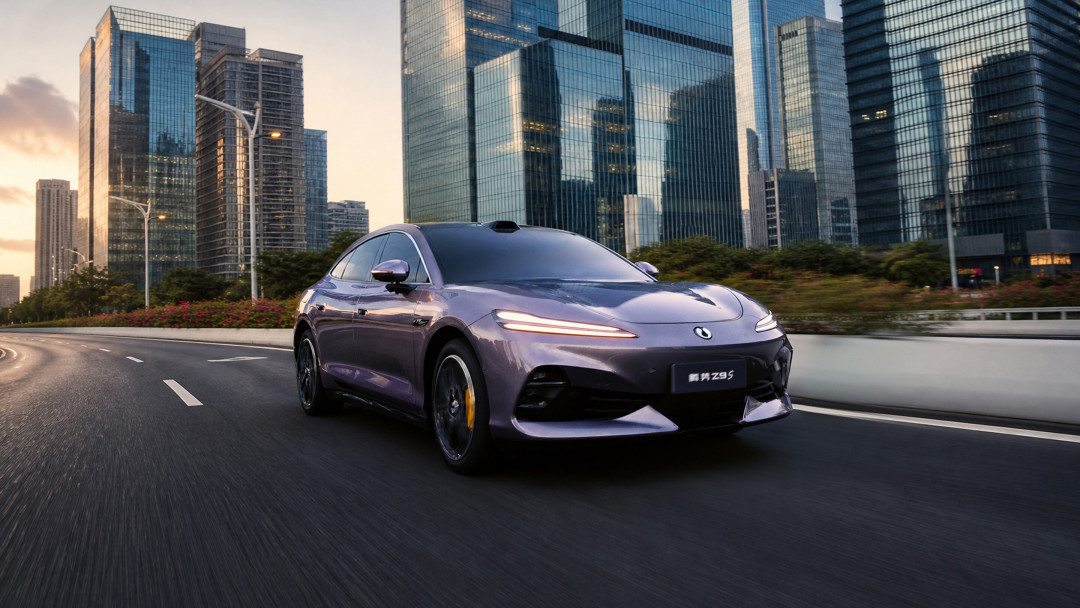 Z9S开奖前,把三台30万级纯电轿车的三组数摆开:1100km、一万座闪充站、38.98万的易三方,哪些是牌面哪些是体感